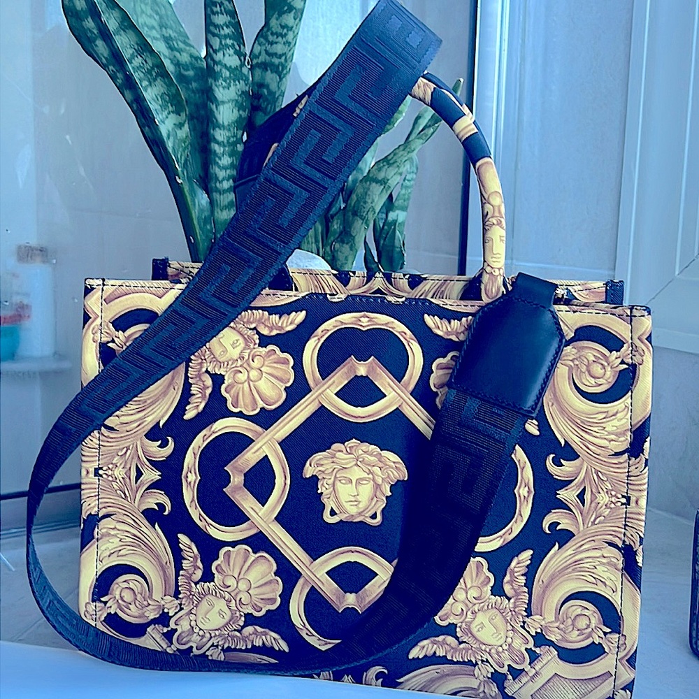 New Versace bag with detachable strap, dust, bag, and papers - Picture 6 of 10